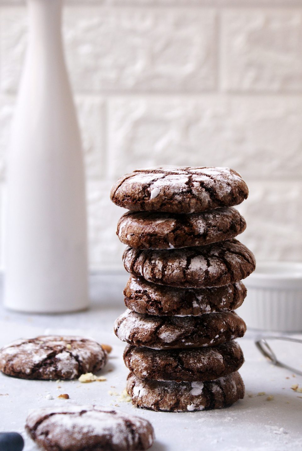 Biscotti con albumi e cacao ricoperti di zucchero a velo