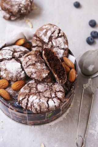 Biscotti con albumi e cacao ricoperti di zucchero a velo