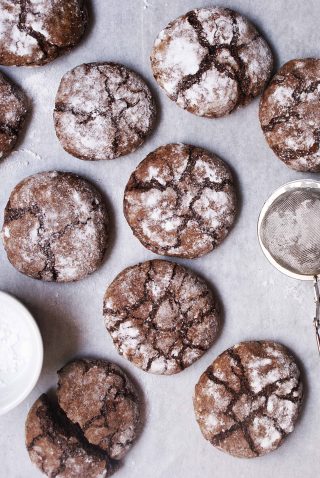 Biscotti con albumi e cacao ricoperti di zucchero a velo