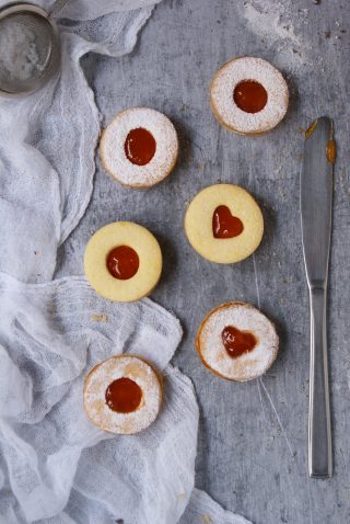 Biscotti senza glutine con farine naturali ripieni di marmellata di albicocche