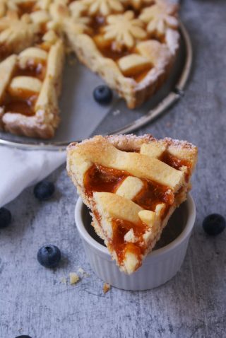 Crostata di pasta frolla senza glutine con farine naturali ripiena di marmellata di albicocche