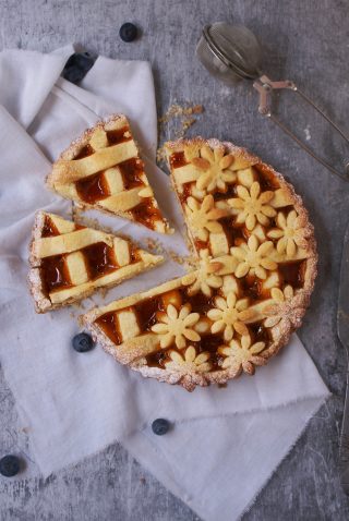 Crostata di pasta frolla senza glutine con farine naturali ripiena di marmellata di albicocche