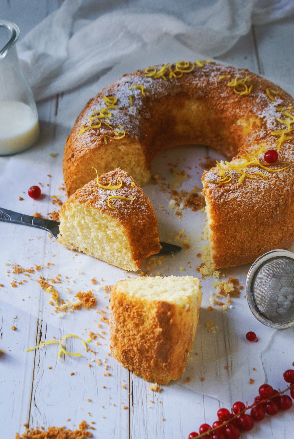 Molly cake senza glutine con zucchero a velo, buccia di limone e ribes rosso