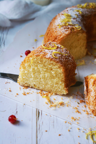 Molly cake senza glutine con zucchero a velo, buccia di limone e ribes rosso