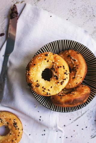 Pane senza glutine e senza lievito con semi di sesamo