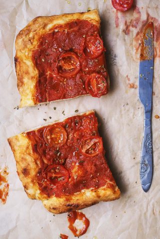 Pizza senza glutine in teglia con salsa di pomodoro, pomodorini e origano