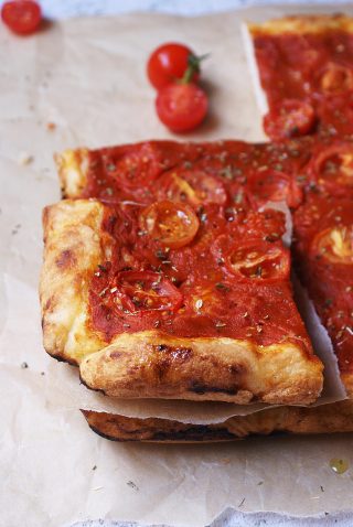 Pizza senza glutine in teglia con salsa di pomodoro, pomodorini e origano