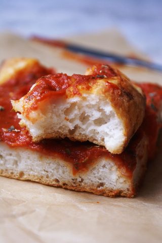 Pizza senza glutine in teglia con salsa di pomodoro, pomodorini e origano