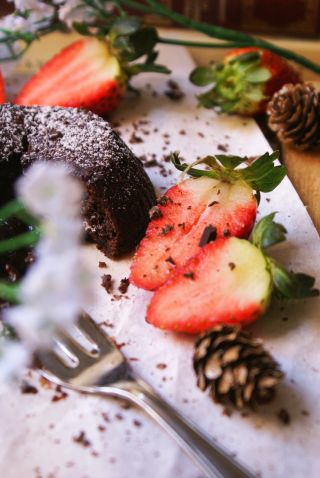 Tortino al cioccolato senza glutine cpm zucchero a velo e fragole