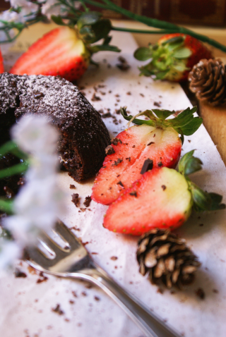 Tortino al cioccolato senza glutine cpm zucchero a velo e fragole 