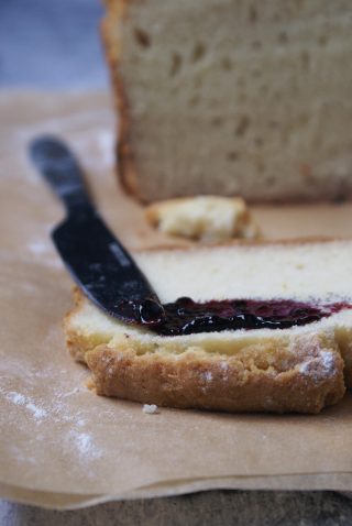 Irish soda bread senza glutine con formaggio spalmabile e marmellata