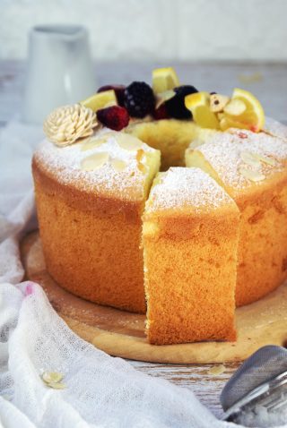 Chiffon cake senza glutine con zucchero a velo e frutti di bosco