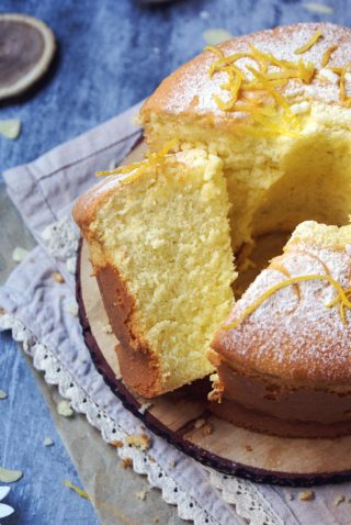 Chiffon cake senza glutine con zucchero a velo e frutti di bosco