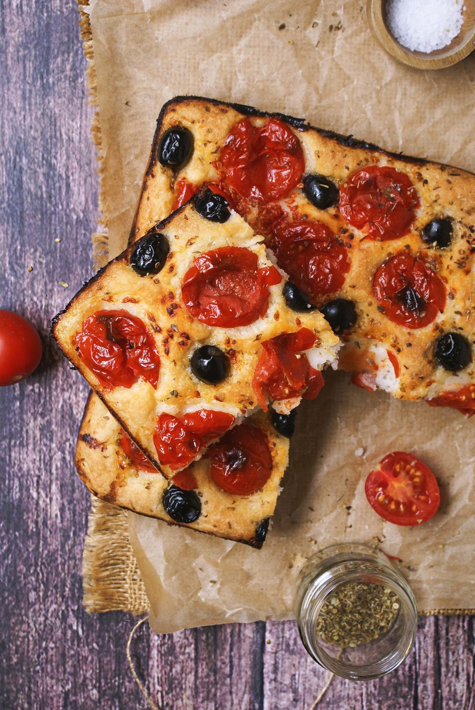 Focaccia senza glutine con pomodorini, origano,olive nere e sale grosso