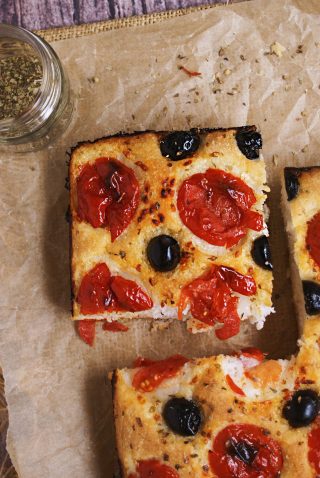 Focaccia senza glutine con pomodorini, origano,olive nere e sale grosso