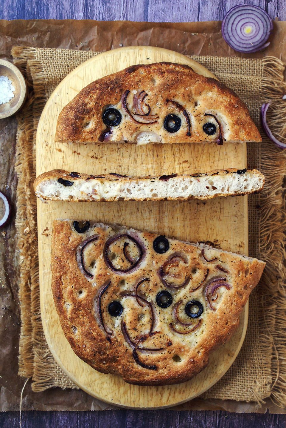 Ricetta focaccia senza glutine con cipolla rossa, olive e erbe aromatiche