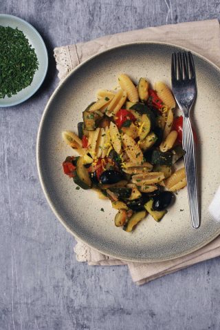 Pasta con zucchine, pomodorini e olive