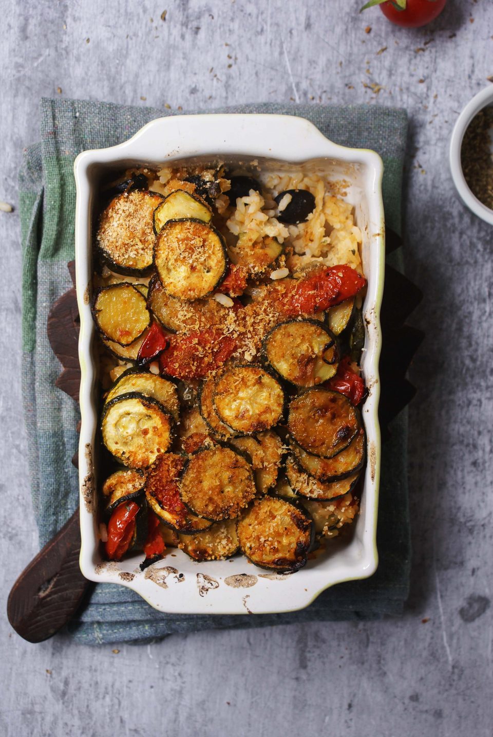 Riso al forno con zucchine e pomodori