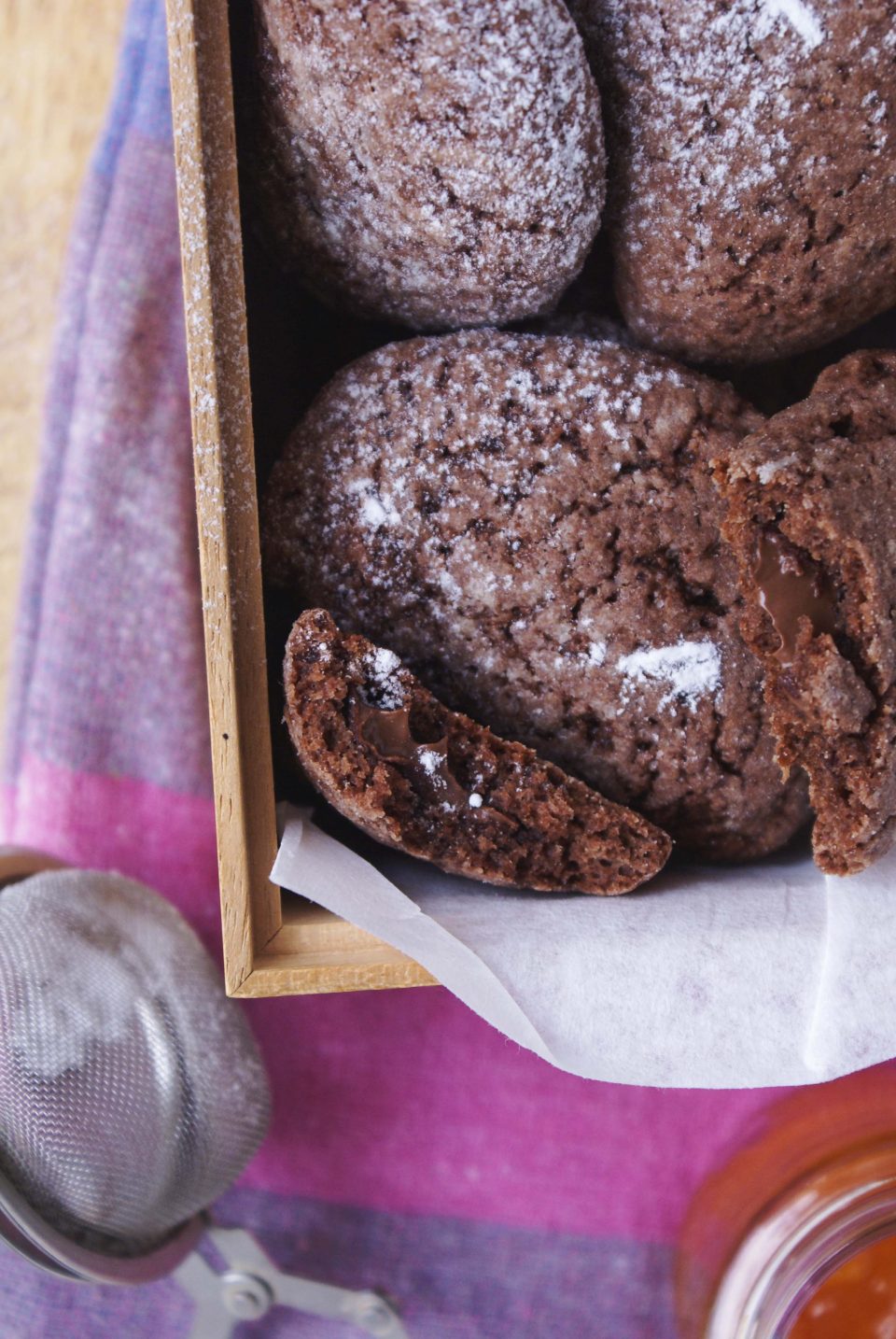 Biscotti alla Nutella ripieni con zucchero a velo