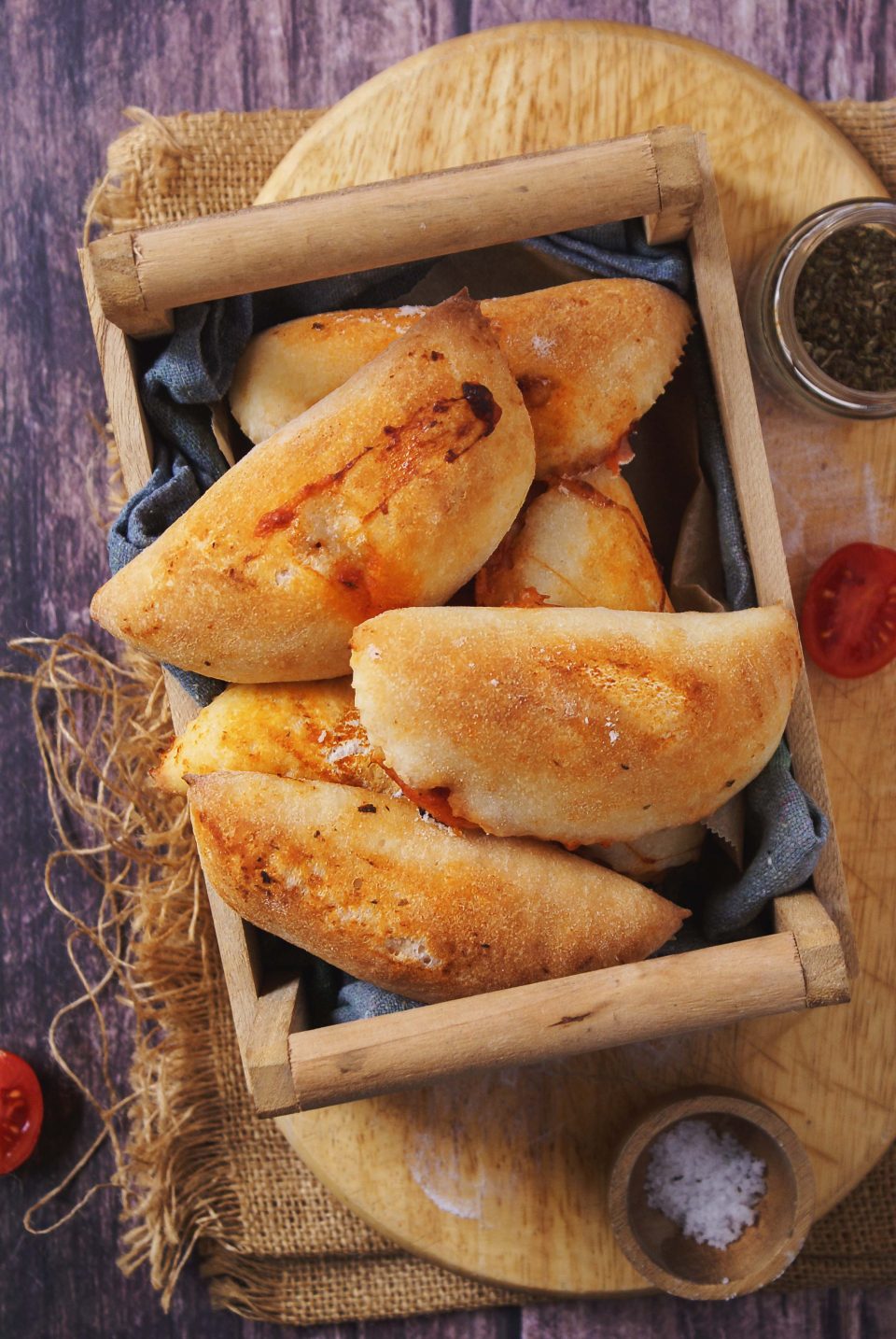 Panzerotti senza glutine cotti al forno ripieni di pomodoro e mozzarella