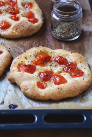 Pizzette senza glutine con pomodori, origano e sale grosso