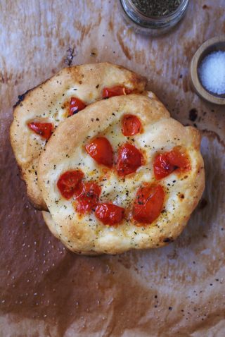 Pizzette senza glutine con pomodori, origano e sale grosso