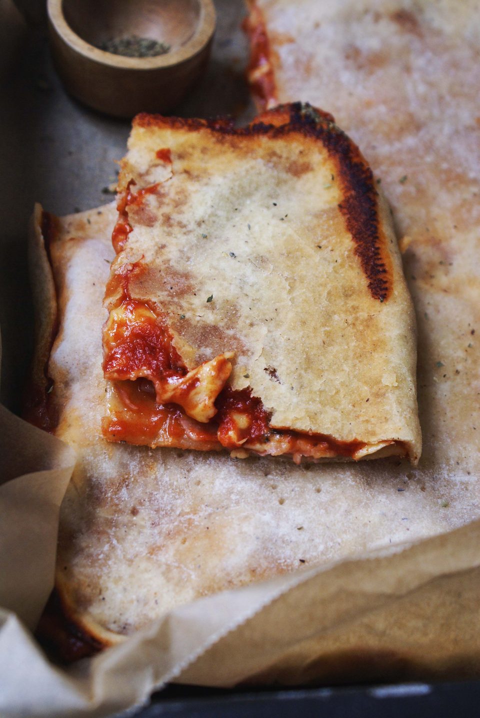 Rustico senza glutine con pomodoro e formaggio filante