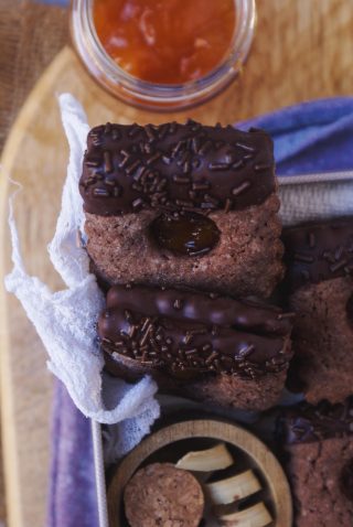 Biscotti sacher senza glutine con marmellata di albicocche e ricoperti di cioccolato fondente