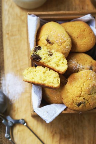 Biscotti con farina di mais all'uvetta