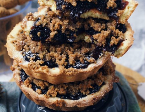 Dolce con biscotti secchi sbriciolati alla marmellata